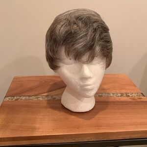 Woman's Wig and Foam Head.  Great condition.